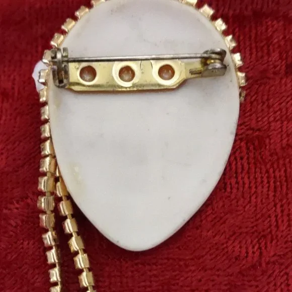 Vintage flapper brooch. Porcelain hand painted face. EUC - Picture 2 of 3